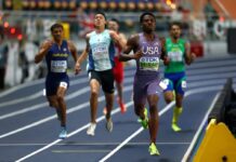 Eli谩n Larregina corre la semifinal de 400 m en el Mundial indoor