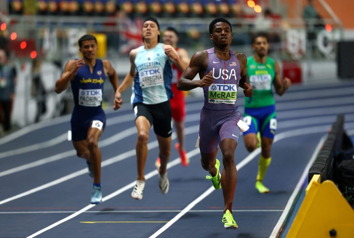 Elián Larregina corre la semifinal de 400 m en el Mundial indoor