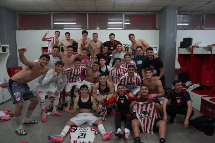 Instituto goleó a Independiente y sigue firme en la punta