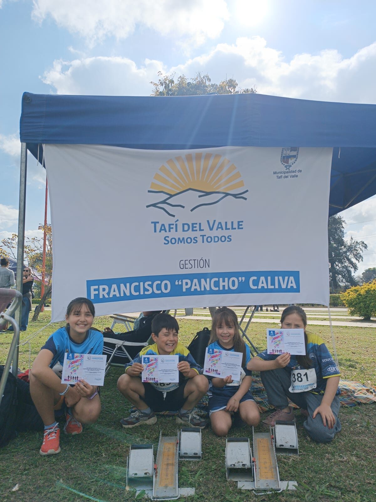 Atletas de la escuela de atletismo de Tafí del Valle con sus diplomas